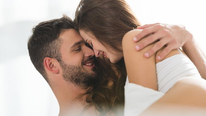 愛撫女人的乳房的性技巧  男人挑逗女人的乳房要溫柔