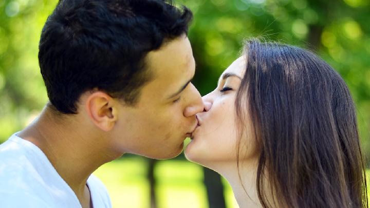 夫妻性生活有助于發(fā)現(xiàn)疾病? 夫妻健康性生活的幾個注意事項