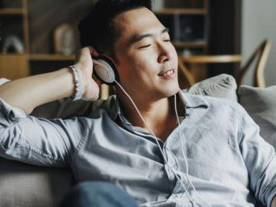 深蹲對(duì)男性健康有哪些好處 深蹲正確的方法