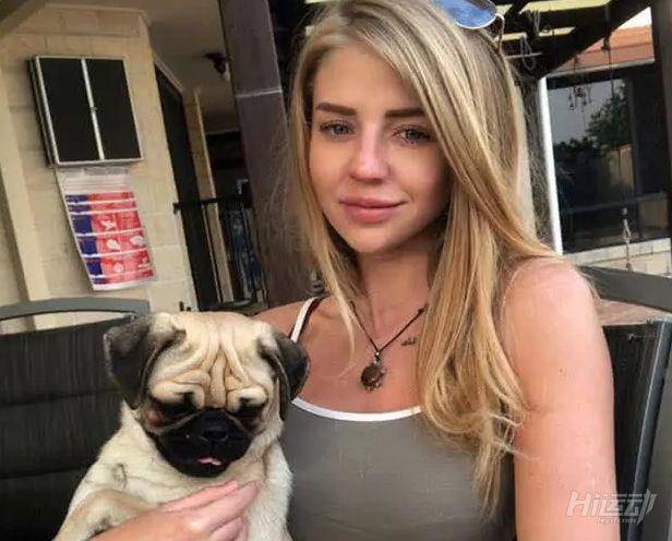 忙中偷閑去健身的小姐姐，21歲擁有S型身材了令人羨慕不已