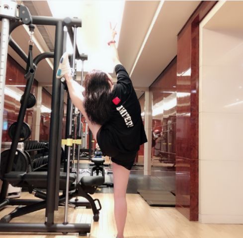 因戲增肥200斤的胖妞，慘遭7歲男友拋棄，瘦后美的驚艷