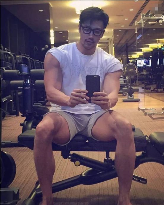 50歲中年大叔活成了20歲小鮮肉，歲月這把“殺豬刀”是把假的吧？