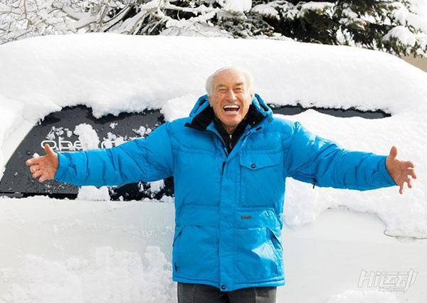 美國98歲服裝巨頭創始人，為什么他能健康事業雙豐收？