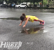 年僅4歲的“小姑涼”一身肌肉，競對父親下如此狠手！
