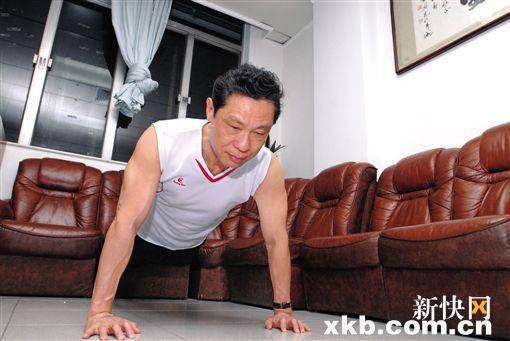 堅(jiān)持健身 80歲的鐘南山可做10個(gè)引體向上