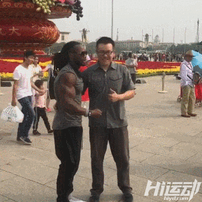 國外黑人天安門前赤裸上身，武警面前束手就擒