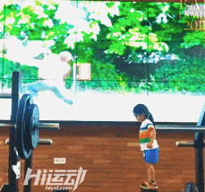 年僅4歲的“小姑涼”一身肌肉，競對父親下如此狠手！
