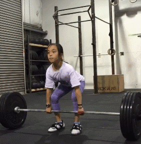 這個11歲蘿莉讓很多人汗顏！硬拉深蹲樣樣精通
