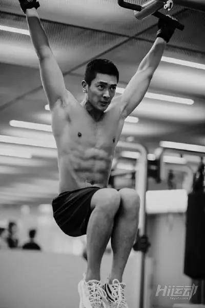 現(xiàn)代戰(zhàn)爭片不是愛情片，想演軍人，所有演員先健身訓(xùn)練半年