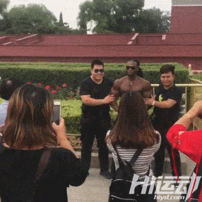 國外黑人天安門前赤裸上身，武警面前束手就擒