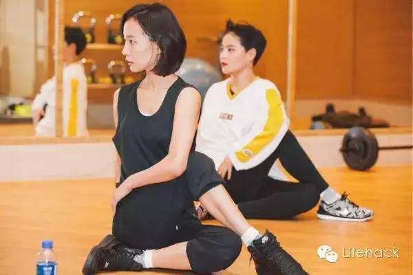 王珞丹曬性感腹肌照 最美馬甲線(xiàn)