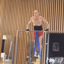 50歲堅持健身練好身材，輕松追到小20歲的模特女友！我差點就信了