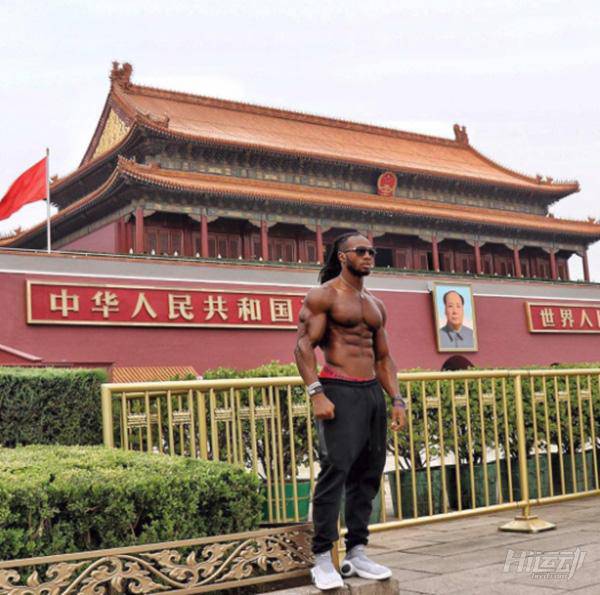 國外黑人天安門前赤裸上身，武警面前束手就擒