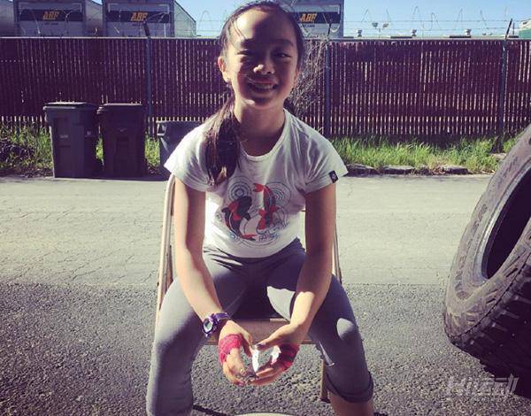 這個11歲蘿莉讓很多人汗顏！硬拉深蹲樣樣精通