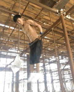 看搬磚小哥如何在工地健身 大寫的牛！