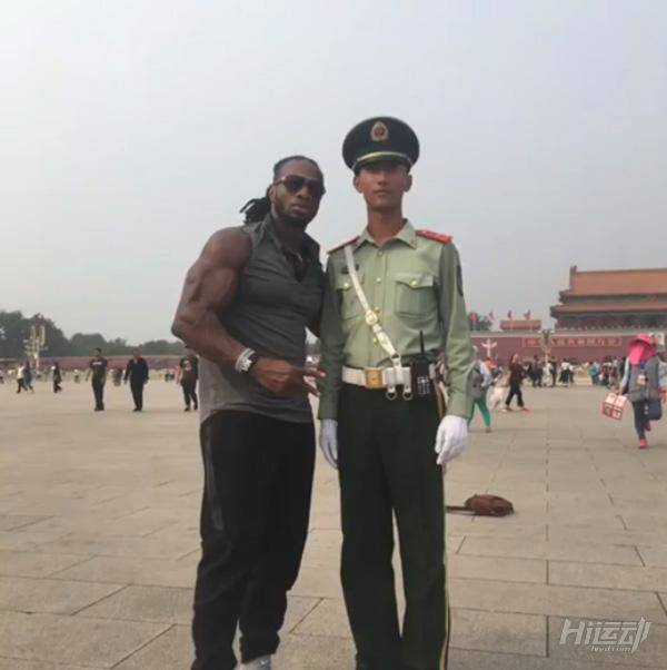 國外黑人天安門前赤裸上身，武警面前束手就擒