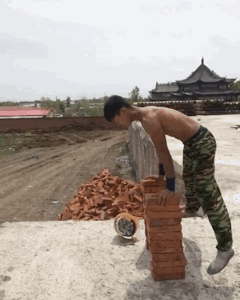 看搬磚小哥如何在工地健身 大寫的牛！
