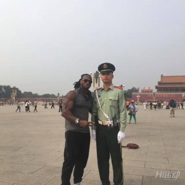 國外黑人天安門前赤裸上身，武警面前束手就擒