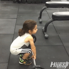 年僅4歲的“小姑涼”一身肌肉，競對父親下如此狠手！