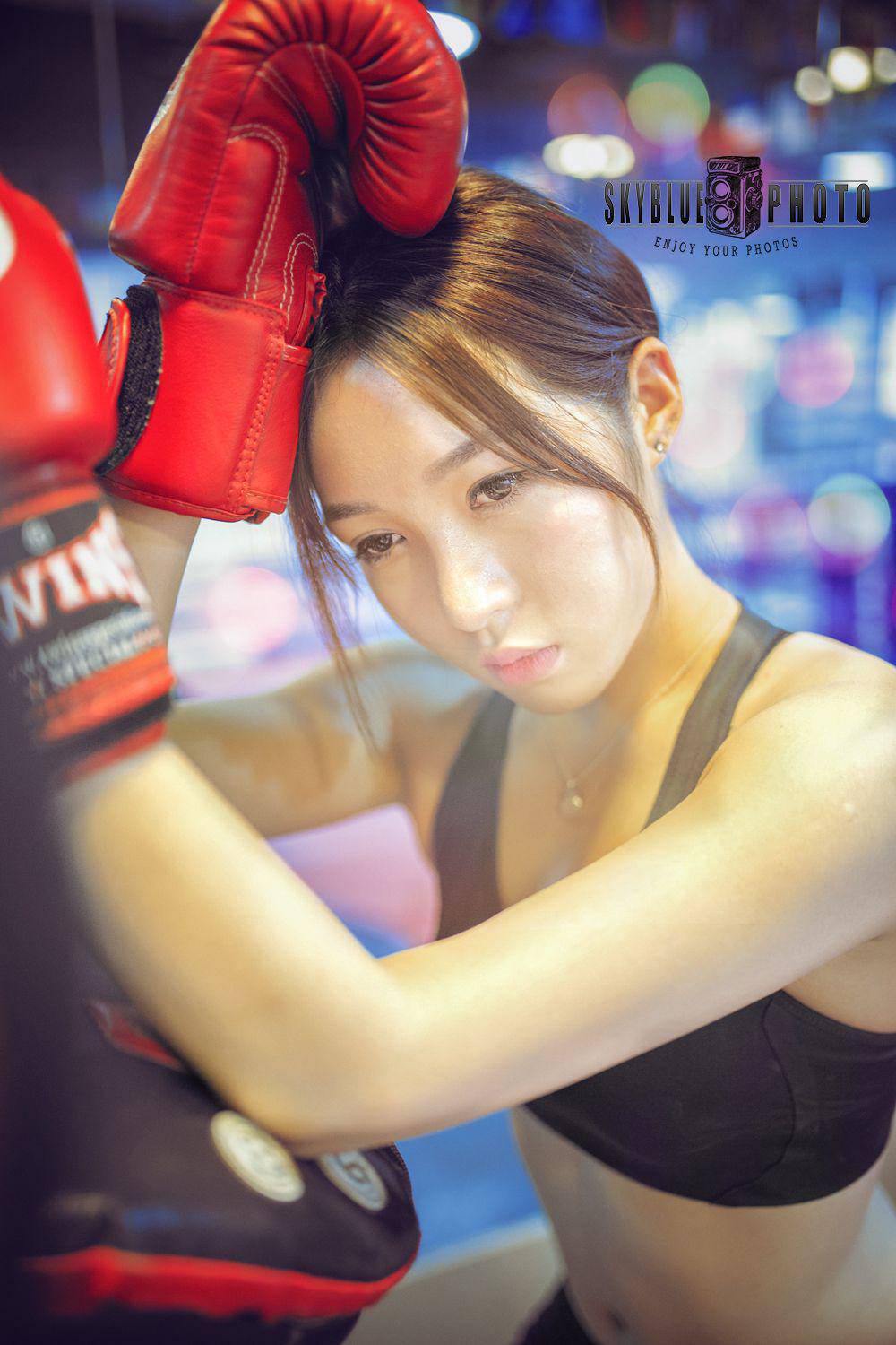 陰陽對比 健身房里的美女和格斗冠軍