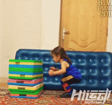 年僅4歲的“小姑涼”一身肌肉，競對父親下如此狠手！
