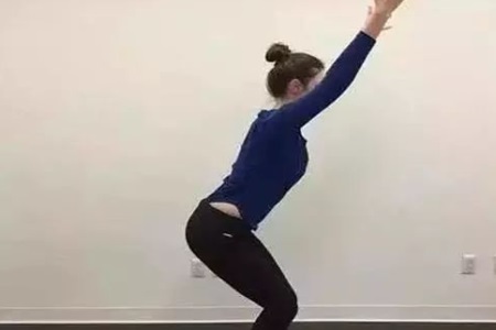女性練習瑜伽注意協調性，三組瑜伽動作加強力量訓練