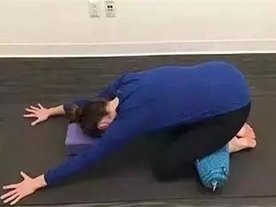 女性練習瑜伽注意協調性，三組瑜伽動作加強力量訓練