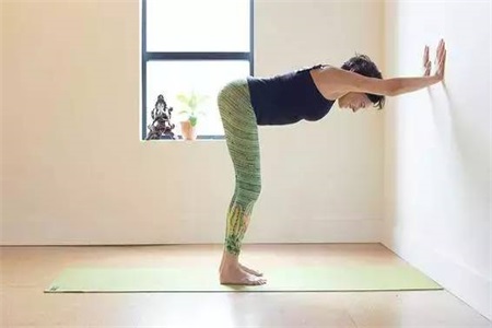 女性練習(xí)下犬式姿勢(shì)不規(guī)范，不如試試這樣的改進(jìn)動(dòng)作