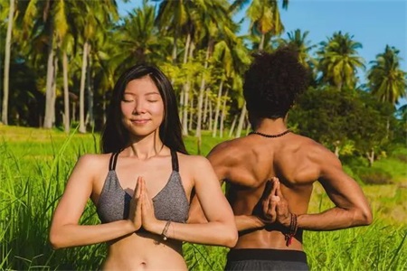 同房姿勢108種，女性練習瑜伽可以保養皮膚改善體態