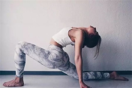 同房姿勢108種，女性練習瑜伽可以保養皮膚改善體態