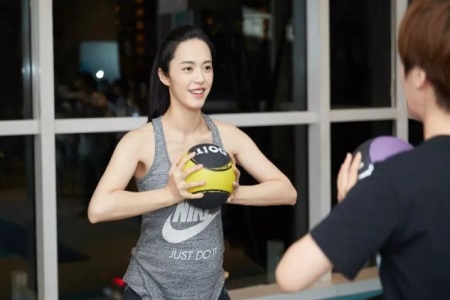 羨慕女明星生完孩子依舊少女，孕婦練習瑜伽改善體態