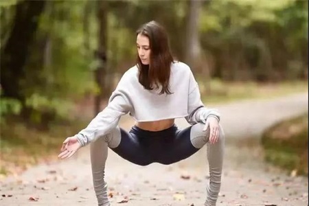 瑜伽初入門教學視頻，女性學會掰腿的正確姿勢身材任性秀