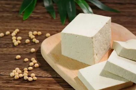 減肥為什么不能吃豆腐(減肥能不能吃豆腐)-易網健康<a href=http://www.aoa7937.com/jkys/ target=_blank class=infotextkey>養生</a>網 減肥為什么不能吃豆腐(減肥能不能吃豆腐)