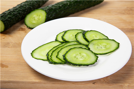 有哪些食物熱量低對瘦身有幫助 吃黃瓜真的能減肥嗎-易網<a href=http://www.aoa7937.com/ target=_blank class=infotextkey>健康養生</a>網 有哪些食物熱量低對瘦身有幫助 吃黃瓜真的能減肥嗎