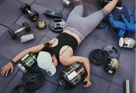 女生魯鐵是什么意思是有氧運(yùn)動嗎，在健身房擼鐵玩健身器材