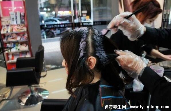 為什么理發師都不建議染黑色，顏色超顯老對發質傷害大(4個原因)