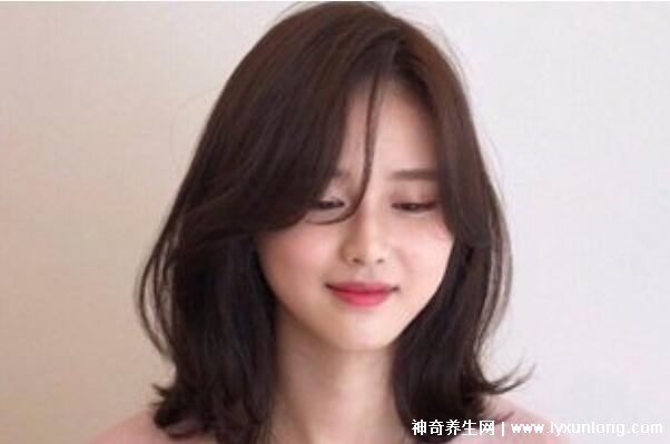 圓臉適合什么發型女圖片，八字劉海長卷發又仙又美(洋氣減齡)