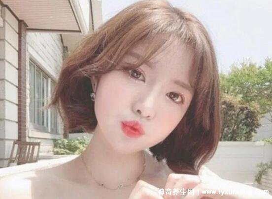 圓臉適合什么發型女圖片，八字劉海長卷發又仙又美(洋氣減齡)
