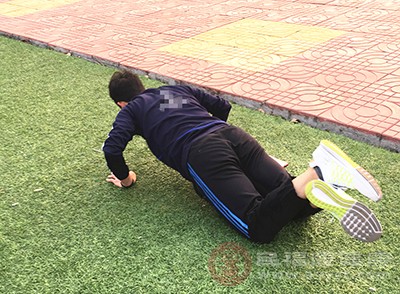 睡覺前堅持深蹲50次身體會有什么樣的收獲 男女都應該一試