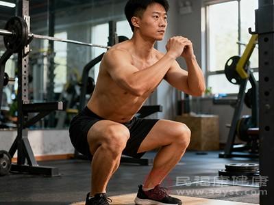 男性健身繞不開(kāi)深蹲 但是深蹲的好處你真的了解嗎