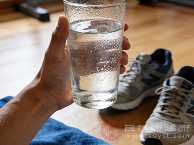 運動完立刻喝水?小心好心辦壞事!正確時機看這里-易網健康養生網 運動完立刻喝水?小心好心辦壞事!正確時機看這里