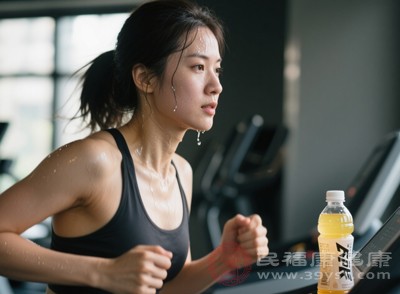 運動完立刻喝水?小心好心辦壞事!正確時機看這里-易網健康<a href=http://www.aoa7937.com/jkys/ target=_blank class=infotextkey>養生</a>網 運動完立刻喝水?小心好心辦壞事!正確時機看這里