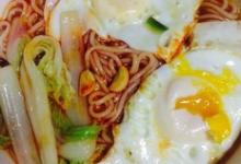 酸辣雞蛋白菜米粉的做法-酸辣味煮菜譜