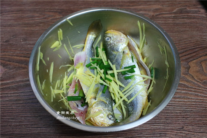 酥炸黃花魚的做法-家常味炸菜譜