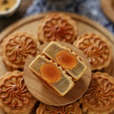 廣式蛋黃蓮蓉月餅的做法-甜味烘焙菜譜
