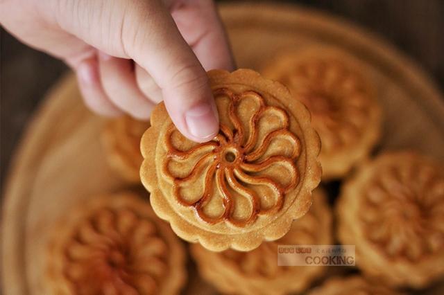 廣式蛋黃蓮蓉月餅的做法-甜味烘焙菜譜-易網健康養生網 廣式蛋黃蓮蓉月餅的做法-甜味烘焙菜譜