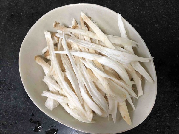 椒鹽酥炸杏鮑菇的做法-五香味炸菜譜-易網<a href=http://www.aoa7937.com/ target=_blank class=infotextkey>健康養生</a>網 椒鹽酥炸杏鮑菇的做法-五香味炸菜譜