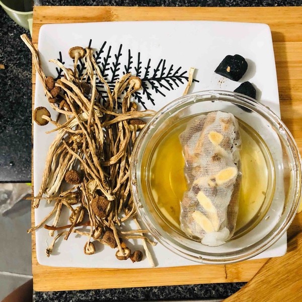 黑枸杞養生雞湯的做法-家常味煲菜譜-易網健康養生網 黑枸杞養生雞湯的做法-家常味煲菜譜