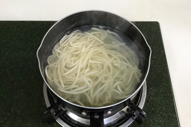 蔥油面的做法-咸鮮味拌菜譜-易網健康養生網 蔥油面的做法-咸鮮味拌菜譜