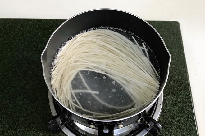 蔥油面的做法-咸鮮味拌菜譜-易網健康養生網 蔥油面的做法-咸鮮味拌菜譜